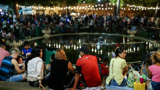 La plaza Argentina recibe a febrero con un nuevo Pícnic Nocturno