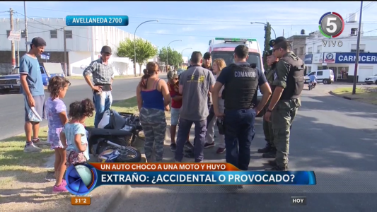 Un automovilista chocó a un muchacho que iba en moto y huyó del lugar