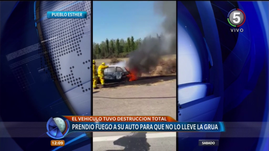 No tenía los papeles en regla y prendió fuego su auto para que no se lo lleve la grúa