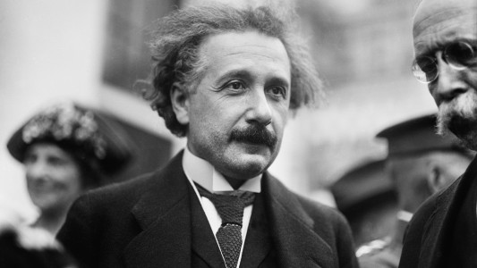 Revelan más de 100 páginas de manuscritos de Einstein