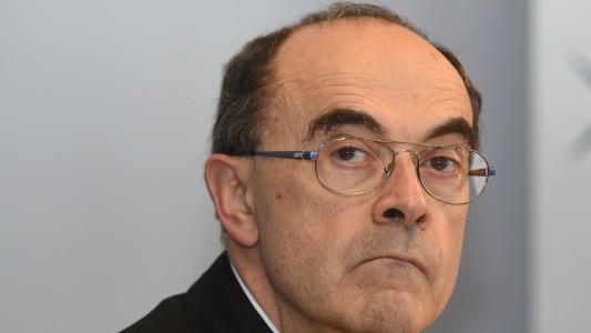 Condenaron a un cardenal francés por ocultar los abusos de un cura pedófilo