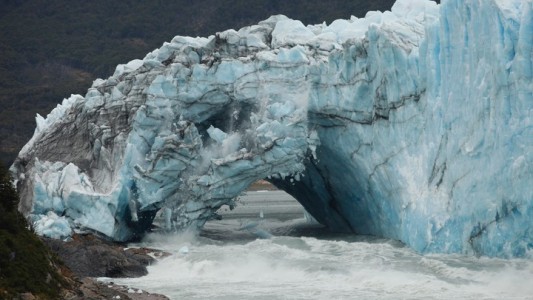 De noche y sin testigos, cayó el puente del glaciar Perito Moreno