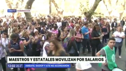 Maestros y empleados estatales se movilizaron por los salarios