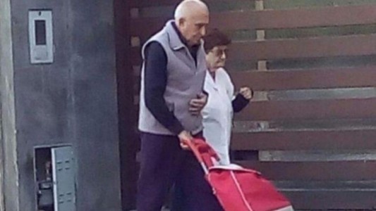 Filmaron a un represor violando la prisión domiciliaria en las calles de Rosario