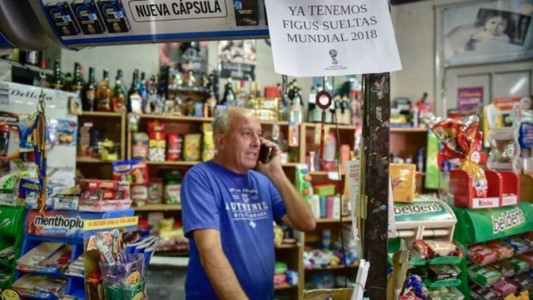 Carlos, el kiosquero que vende figuritas sueltas para completar el álbum del Mundial