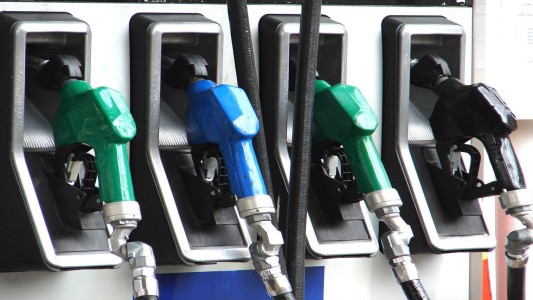Por qué es difícil frenar el precio del combustible