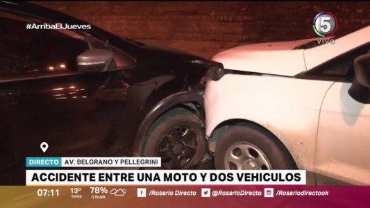 Otra vez la rotonda de Pellegrini y Belgrano: triple choque entre dos autos y una moto