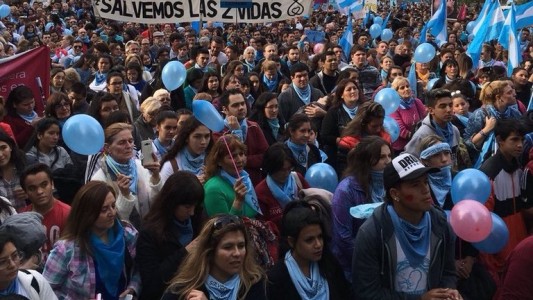 Multitudinaria marcha en Rosario contra la despenalización del aborto
