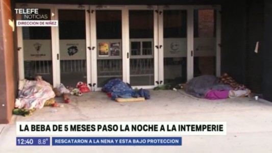 Trasladaron a un centro residencial a la beba de cinco meses que dormía en la calle con sus padres