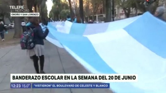 Alumnos recorrieron con una bandera gigante el boulevard Oroño