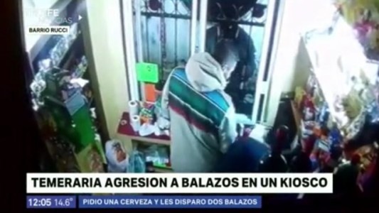 Un delincuente efectuó dos disparos en un kiosco por una cerveza