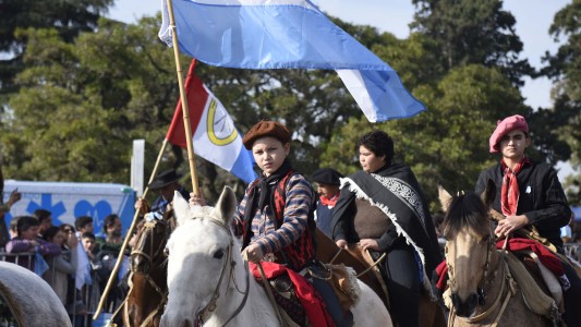 Un multitudinario desfile cívico fue el centro de los festejos por el Día de la Bandera