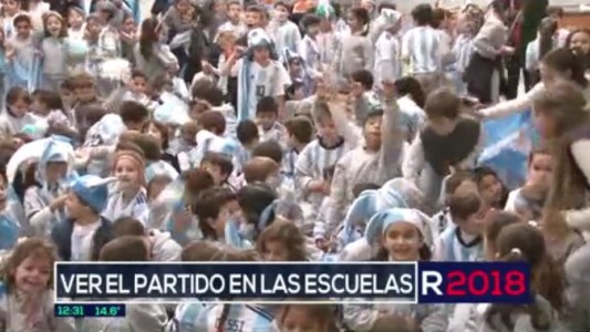 Los chicos compartieron juntos en la escuela el partido de Argentina