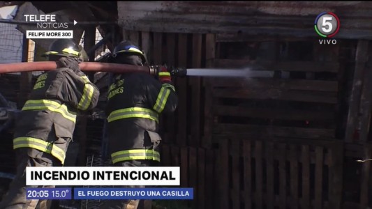 Un incencio presuntamente intencional consumió por completo una casilla de barrio Ludueña