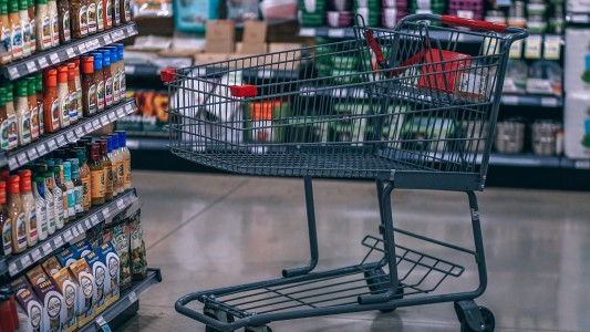 Las ventas en supermercados y shoppings volvieron a caer en enero