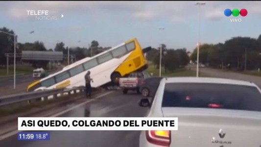 Un colectivo despistó y quedó colgando sobre Circunvalación