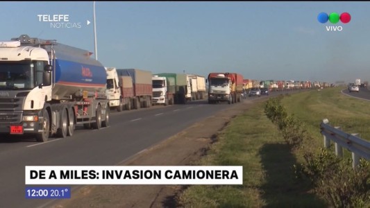 Largas filas de camiones varados en los accesos