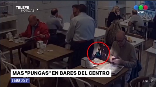 Vídeo: un hombre le roba la cartera a una clienta en un bar céntrico