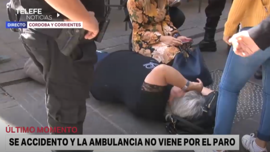 Una mujer se accidentó en la peatonal y la ambulancia no llegaba por el paro
