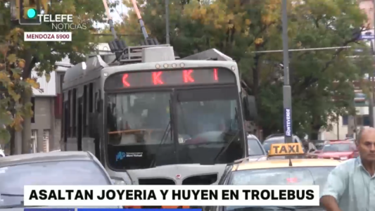 Delincuentes asaltaron una joyería y huyeron en el trolebús