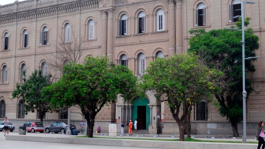 Escándalo en Santa Fe: investigan si una docente le envió un video sexual a un alumno de 14 años