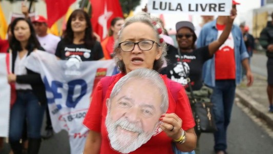 Miles pidieron liberación de Lula al cumplirse un año de prisión