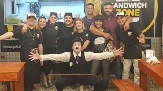 La queja de una mujer al ser atendida por un empleado con síndrome de Down: "Le sacó el puesto a una persona normal"