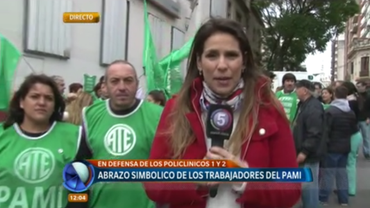 Abrazo simbólico de los trabajadores de PAMI en defensa de los Policlínicos I y II