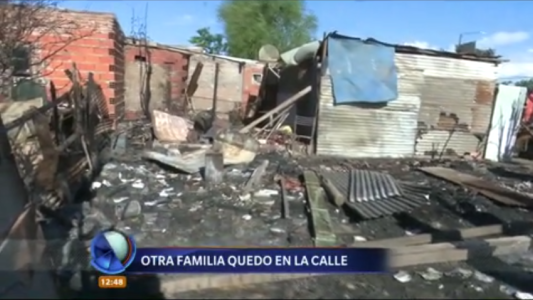 Una familia quedó en la calle por un incendio
