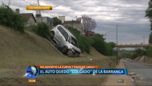 Un auto desbarrancó a la madrugada en Costanera Norte