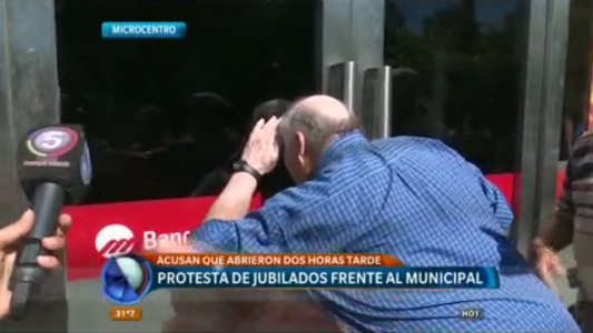 Jubilados esperaron dos horas para poder cobrar