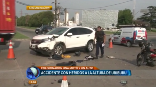 Accidente en Circunvalación: un herido al chocar una moto y una camioneta