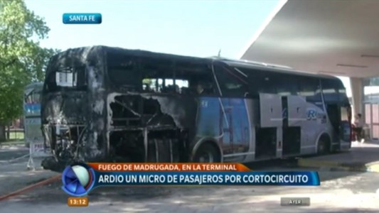 Santa Fe: se incendió un colectivo en la Terminal de ómnibus