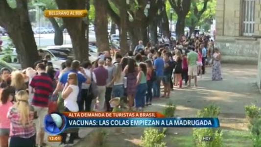 Largas colas para vacunarse contra la fiebre amarilla