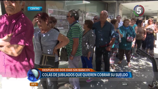 Jornada difícil para los jubilados que intentaron cobrar su sueldo tras el paro bancario