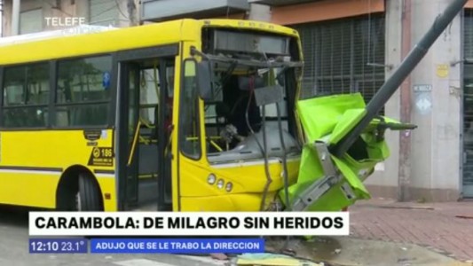 Zona oeste: un colectivo se cruzó de carril, impactó contra dos columnas y un contenedor