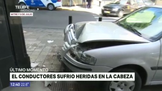 El conductor de un vehículo perdió el control y se incrustó en una vidriera