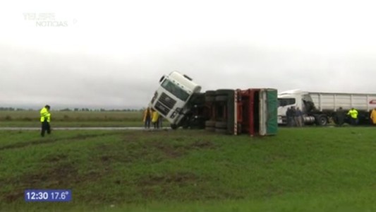 Autopista Rosario - Córdoba: volcó un camión a la altura de San Jerónimo