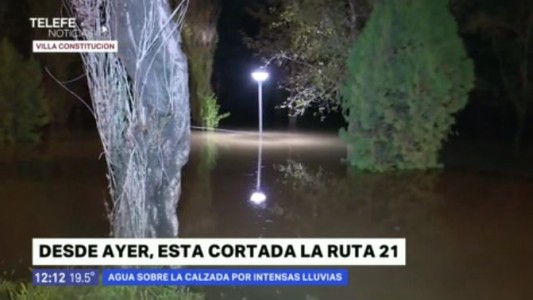 Ruta 21: los vecinos cortaron el tránsito para evitar accidentes por las inundaciones