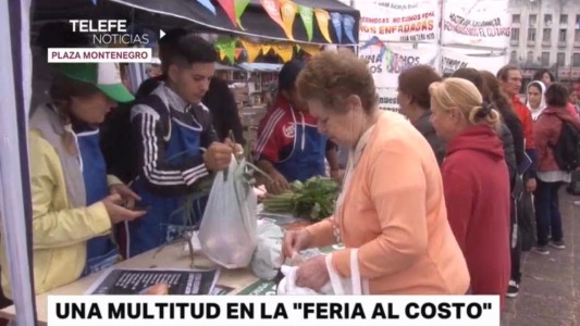 Una multitud en la "Feria Rosarina libre de Inflación" en plaza Montenegro