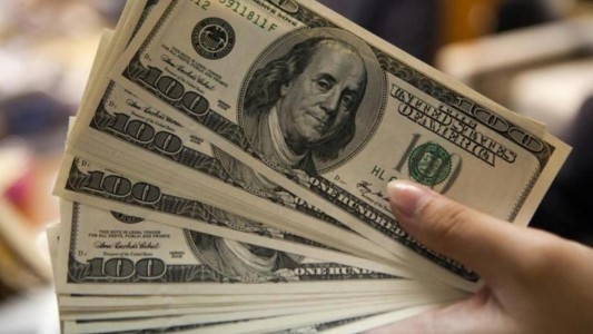 El dólar pisa los 45 pesos y el riesgo país a más de 900 puntos