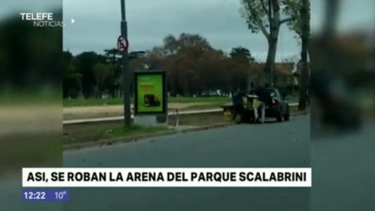Robaron arena del parque Scalabrini Ortiz