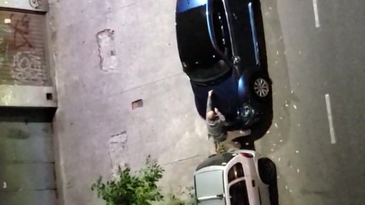 Fue grabado mientras destrozaba un auto que tapaba parte de su garage