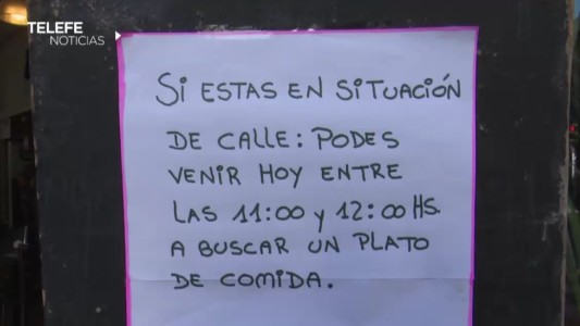 Un bar céntrico entrega raciones de comida a personas en situación de calle