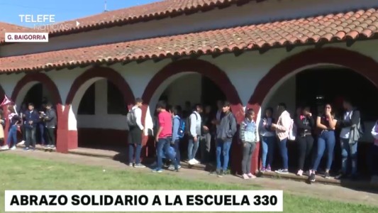 Granadero Baigorria: realizaron un abarazo solidario en la escuela 330 en reclamo de obras