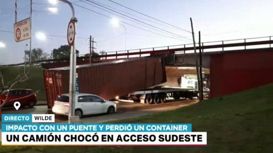 Intentó pasar debajo de un puente y no le dio la altura