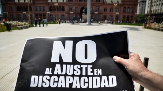 Personas con discapacidad se movilizan a la Quinta de Olivos contra el ajuste