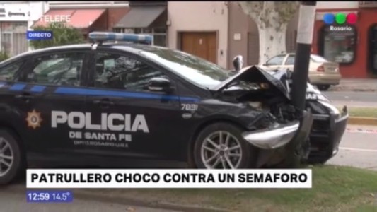 Un patrullero chocó contra un semáforo en medio de una persecución