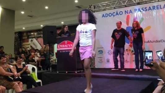 Un desfile de niños en adopción despertó polémica en Brasil