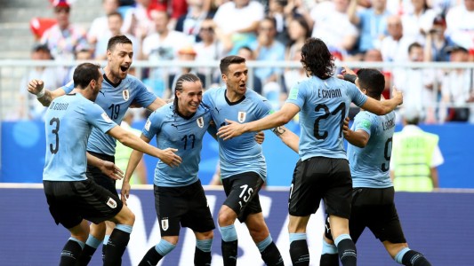 Uruguay le amargó la fiesta a Rusia: goleada y primer puesto en el grupo